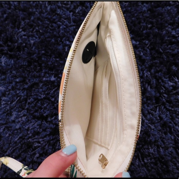 Floral Hand Purse! - Picture 3 of 4